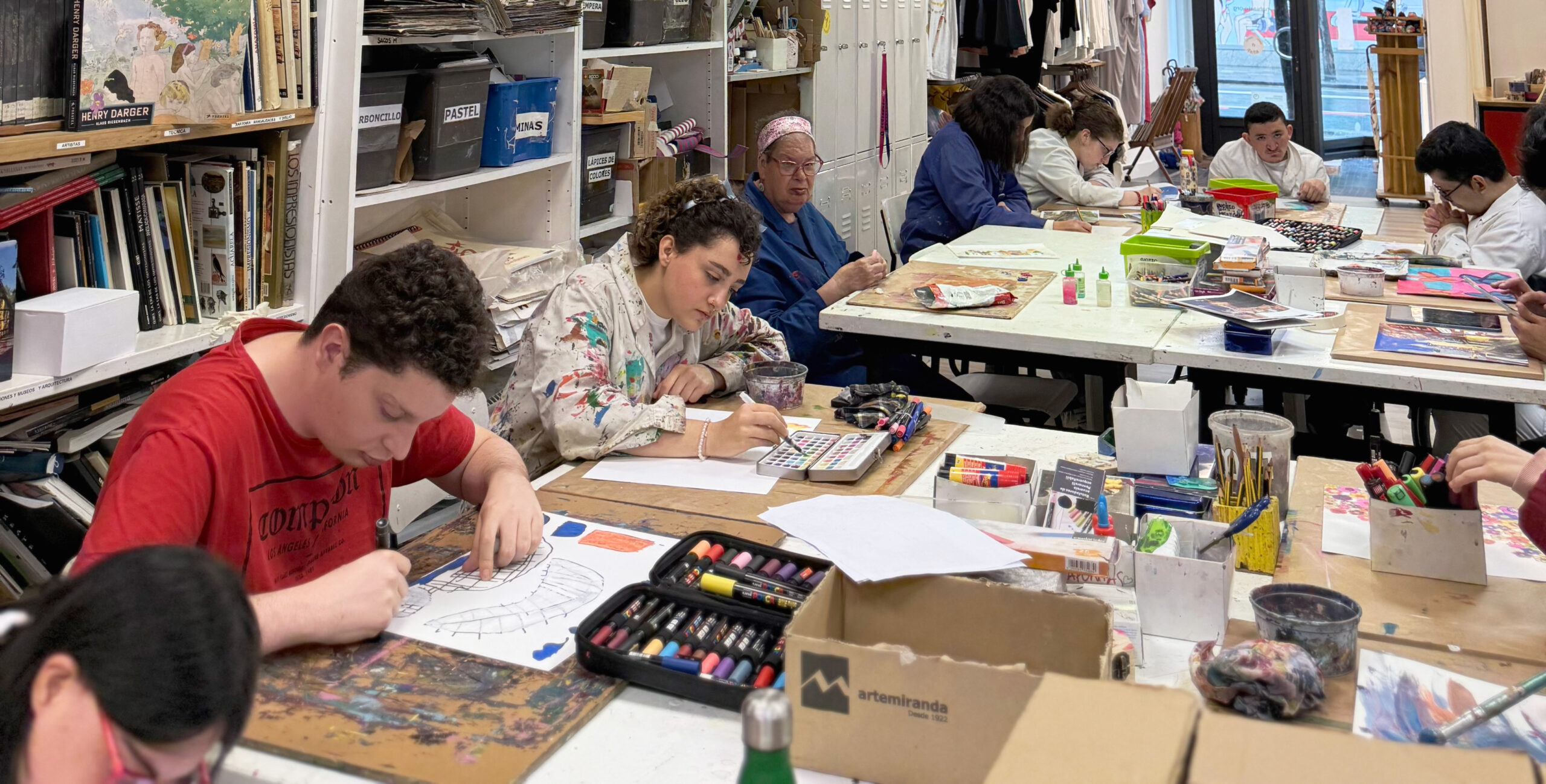 Personas realizando taller de dibujo y pintura